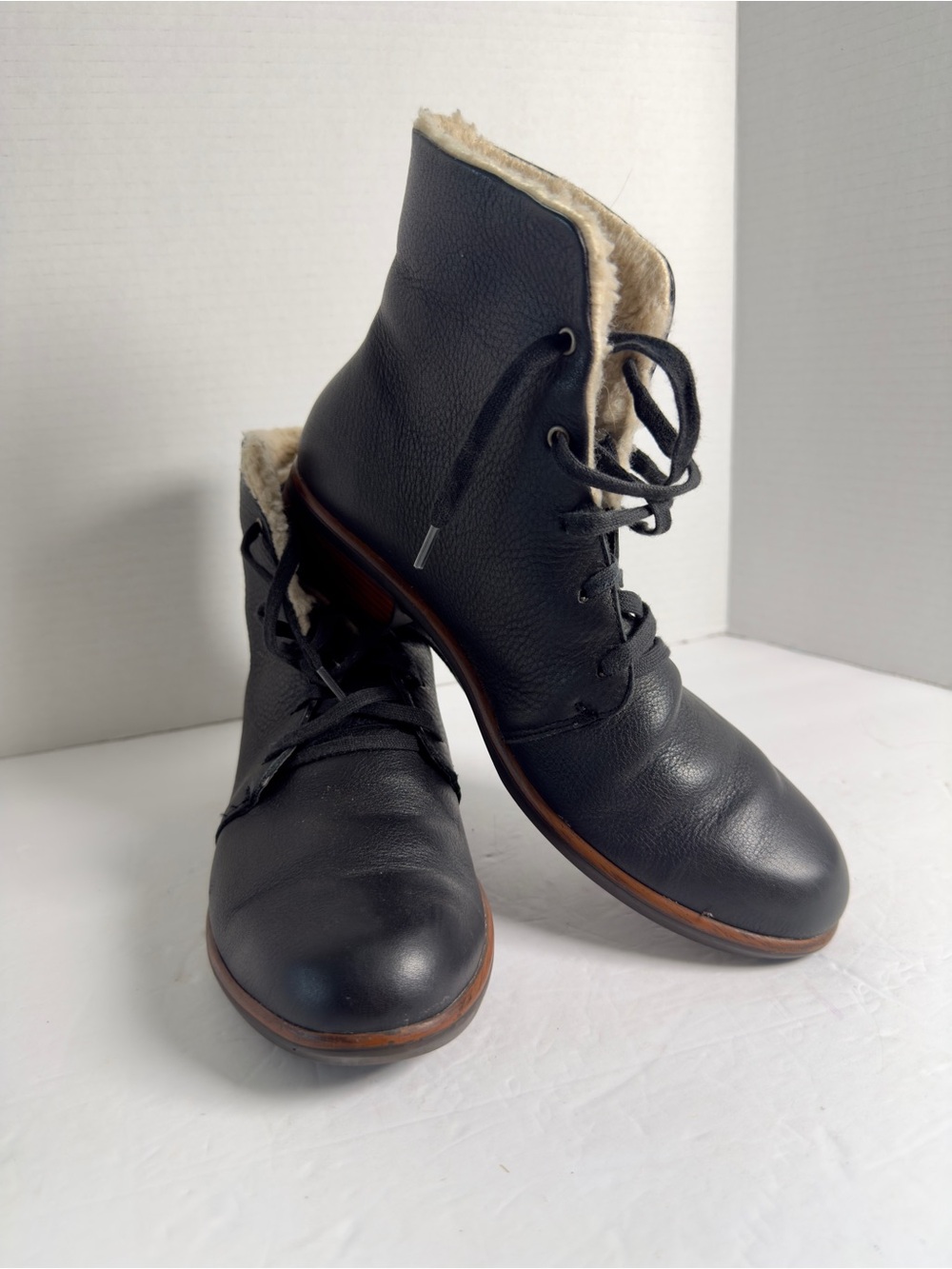 Naot Leather Black Lace-Up Faux Fur Trim Ankle Boots Sz 39 (US 8)